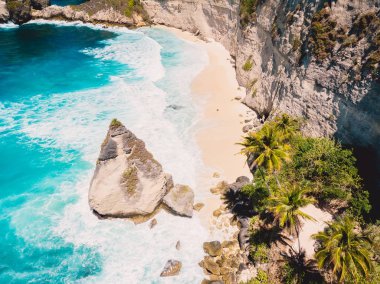 Nusa Penida Adası 'nda uçurumu olan tropik bir sahil. Hava aracı vi