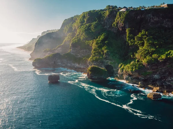 Úžasný útes se skalami a oceánem na Bali. Letecký pohled na oceán — Stock fotografie