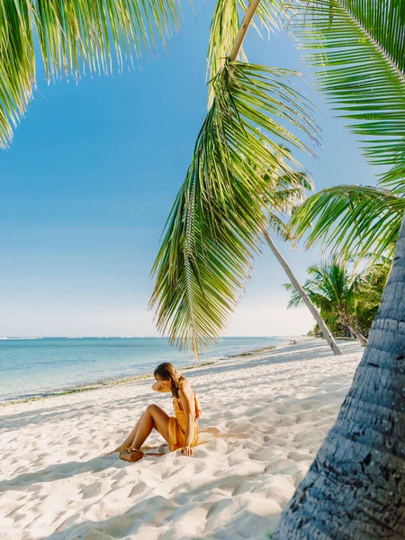 Mujer joven en vestido relajante en la playa de palmeras tropicales. Tropical v — Foto de Stock