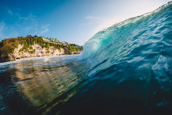 Onda de barril no oceano. Quebrando onda azul — Fotografia de Stock