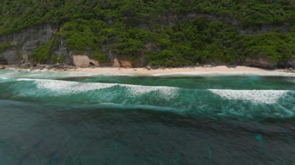 Letecký Pohled Tropickou Pláž Čistým Oceánem Vlnami — Stock video