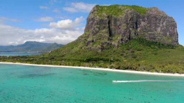 Mauritius adasının hava manzarası ve mavi lagünlü Le Morne Brabant dağı.
