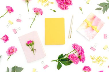 Not defteri, okaliptüs, hediye ve güllerle bembeyaz b