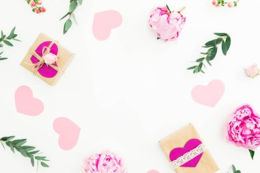 Şakayık, gül, çiçek ve okaliptüs çerçevesi.