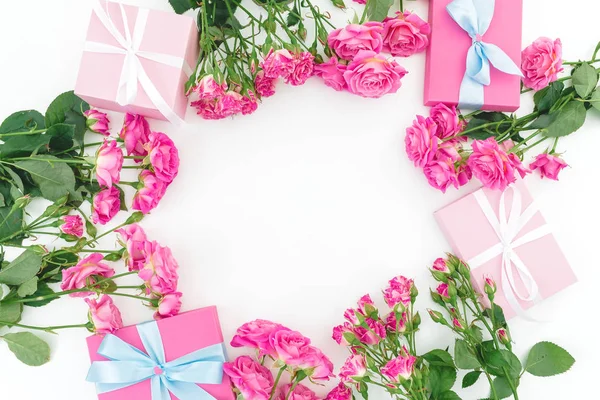 분홍빛 장미 꽃 과 흰색 BA 선물 상자로 만든 화환 틀 — 스톡 사진