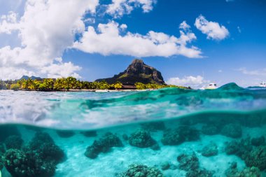 Mavi okyanus sualtında ve Le Morne dağı Mauritius 'ta..