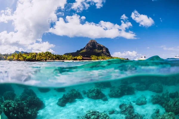 Océano azul bajo el agua y montaña Le Morne en Mauricio . — Foto de Stock