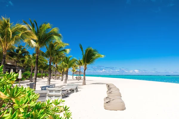 Playa de lujo con el océano y el cielo azul de Mauricio — Foto de Stock