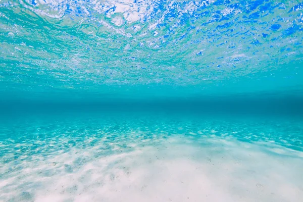 Тропический прозрачный океан с песчаным дном под водой — стоковое фото