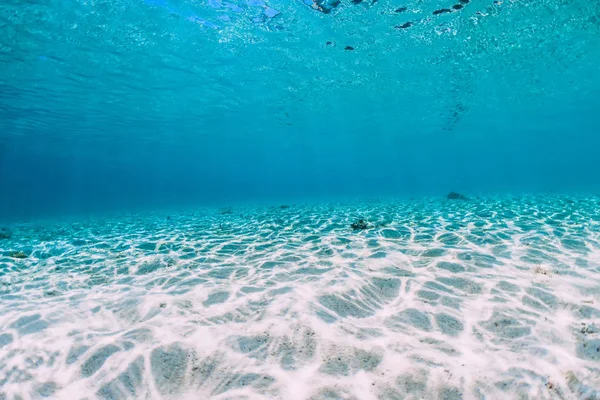 Água do oceano azul-turquesa com fundo arenoso subaquático . — Fotografia de Stock