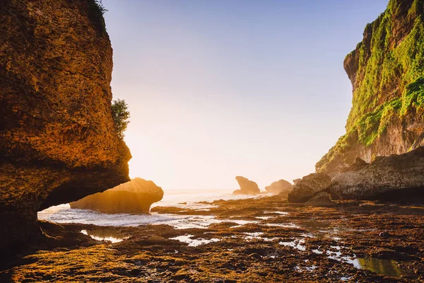 Paisagem com penhasco, rochas e cores quentes do pôr do sol em Bali, Uluw — Fotografia de Stock