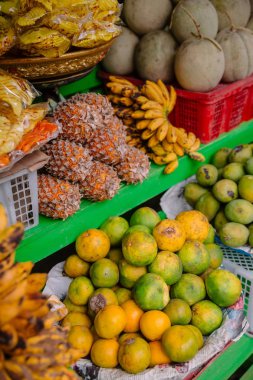 Bali 'de mango, mangosteen ve ananaslı taze meyve pazarı