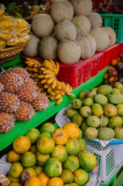 Bali 'de mango, mangosteen ve ananaslı taze meyve pazarı