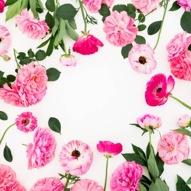 Gül çiçekli çiçek çerçevesi ve beyaz arka planda ranunculus. Düz yerde, üst tarafta. Çiçek bileşimi.