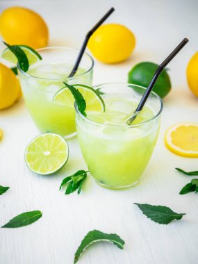 Limonlu, naneli ve limonlu soğuk limonlu limonata.