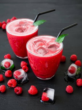 Meyveli ahududu ferahlatıcı kokteyl. Lezzetli doğal kokteyl