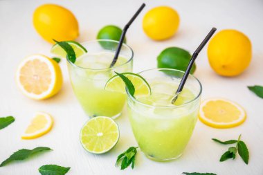 Limonlu, naneli ve limonlu soğuk limonlu limonata.