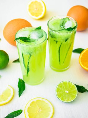 Limonlu ve limonlu salatalıklı içecek. Organik yaz içecekleri