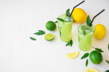 Limonlu ve limonlu salatalıklı içecek. Organik yaz içecekleri