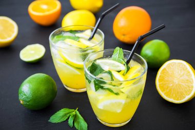 Limonlu ve limonlu limonlu ferahlatıcı bir içecek. Koyu arkaplanda buzlu limonata