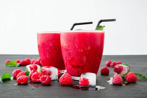 라즈베리와 딸기의 칵테일 맛좋은 칵테일 — 스톡 사진