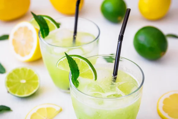 Citruskall Lemonad Med Lime Mynta Och Citroner Glas — Stockfoto