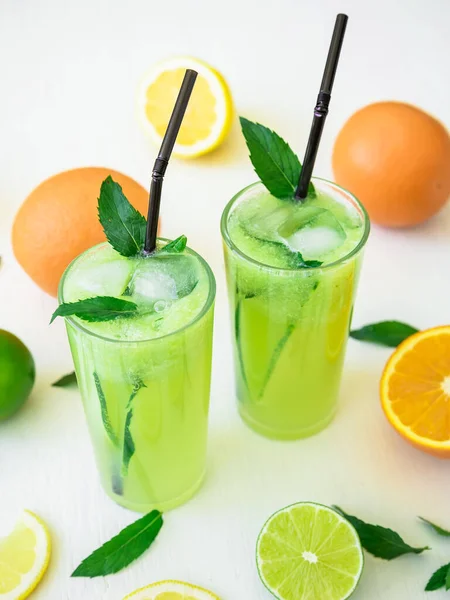 Refrescante Bebida Pepino Con Limas Limones Bebidas Orgánicas Verano —  Fotos de Stock