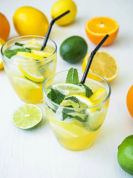 Citruskall Lemonad Med Lime Mynta Och Citroner Glas — Stockfoto