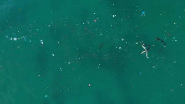 Meerwasser Und Plastikmüll Luftaufnahme Blick Von Oben Auf Die Paradiesinsel — Stockvideo