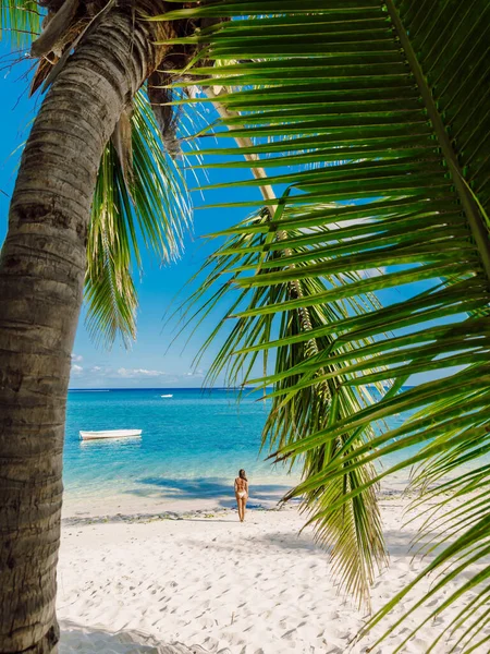 Mujer Joven Bikini Relajándose Playa Palmeras Tropicales Vacaciones Tropicales — Foto de Stock