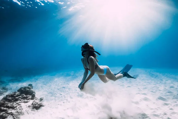 Freediver Vrouw Met Vinnen Glijdt Zandige Zeebodem Oceaan Freediver Geweldig — Stockfoto
