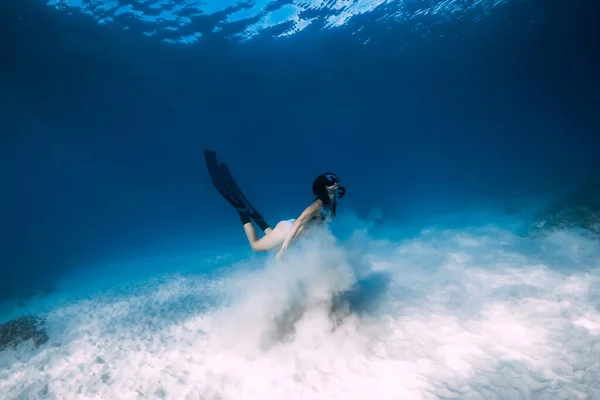 Freediver Mujer Con Aletas Desliza Sobre Fondo Del Mar Arena — Foto de Stock