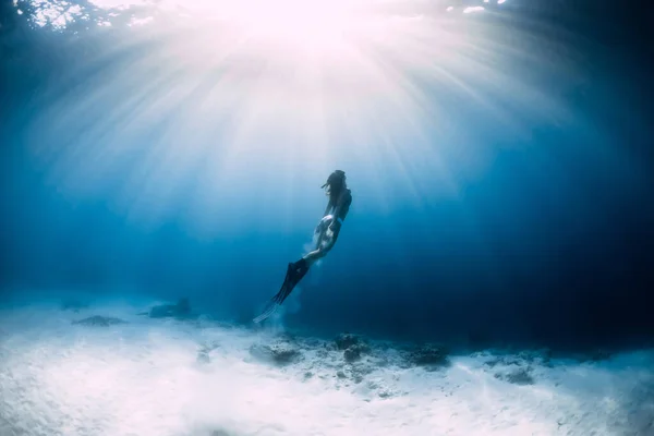 지느러미를 잠수부인 여자는 대양의 모래사장에서 활공을 잠수부와 놀라운 — 스톡 사진