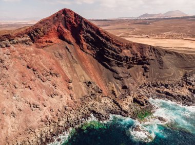 Santa, Lanzarote, İspanya yakınlarındaki Atlantik Okyanusu 'nda volkanik krater. Hava görünümü
