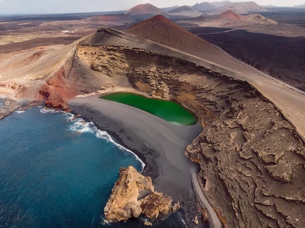Vulkanikus Kráter Egy Zöld Közelében Golfo Lanzarote Spanyolország Légi Felvétel — Stock Fotó