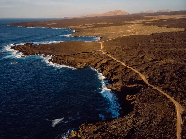 Légi Kilátás Láva Sziklák Óceán Naplemente Tónusok Lanzarote Kanári Szigetek — Stock Fotó