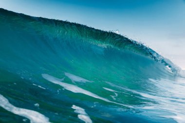 Okyanusta ideal dalga. Mavi dalgalar kırılıyor