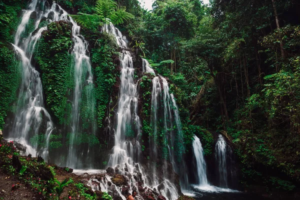 バリの熱帯ジャングルの中の素晴らしいカスケード滝 — ストック写真