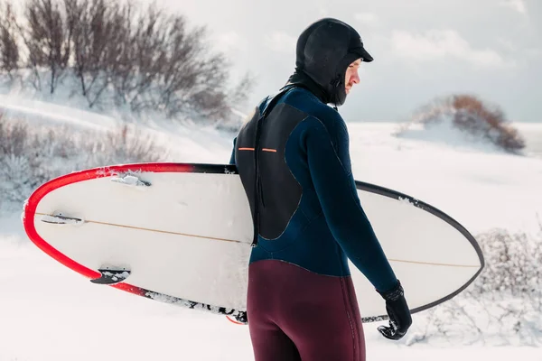 Kolde Vinter Mandlige Surfer Med Surfbræt Snevejrsdag Med Surfer Våddragt - Stock-foto