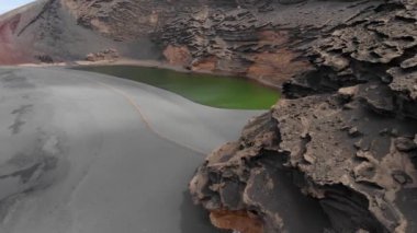 El Golfo, Lanzarote, İspanya yakınlarında yeşil gölü olan volkanik krater. Hava görünümü