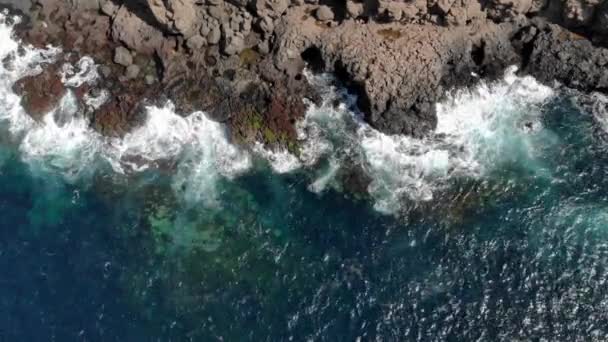 Lav Kayalıklarının Mavi Okyanusun Havadan Görünüşü Lanzarote Kanarya Adaları — Stok video