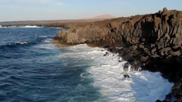 Vista Aérea Acantilados Lava Océano Con Tonos Atardecer Lanzarote Islas — Vídeos de Stock
