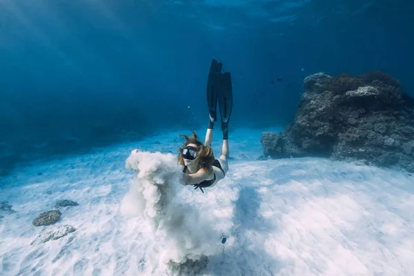 Женщина Свободно Плавает Белым Песком Над Песчаным Морем Фридайвинг Водой — стоковое фото
