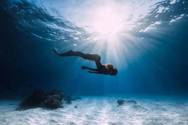 Vrouw Freediver Glijdt Met Vinnen Zandige Zeebodem Vrijduiken Zonlicht Blauwe — Stockfoto