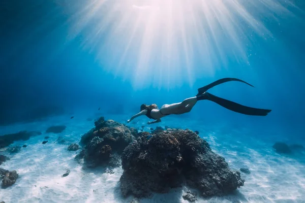 Vrouw Freediver Glijdt Met Vinnen Zandige Zeebodem Vrijduiken Zonlicht Blauwe — Stockfoto