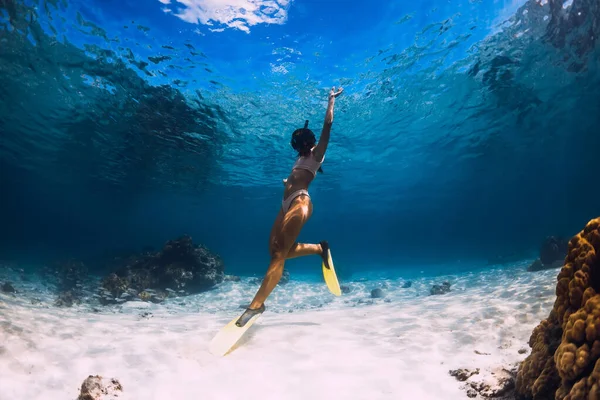 Vrouw Freediver Zwemmen Met Gele Vinnen Blauwe Oceaan Vrij Duiken — Stockfoto