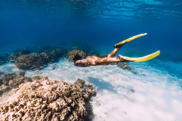 Donna Apneista Che Nuota Con Pinne Gialle Nell Oceano Blu — Foto Stock