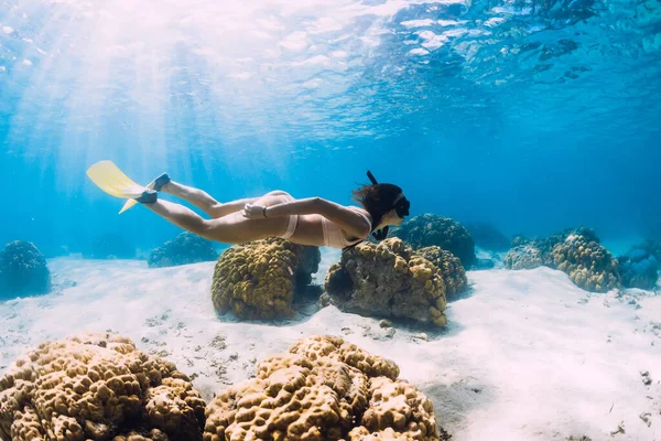 Donna Apneista Che Nuota Con Pinne Gialle Nell Oceano Blu — Foto Stock