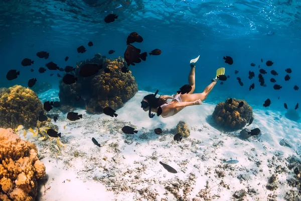 Freitaucherin Schwimmt Mit Gelben Flossen Blauen Ozean Freitauchen Oder Schnorcheln — Stockfoto