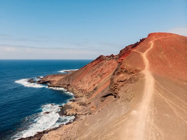 Vulkanische Krater Met Blauwe Oceaan Bij Santa Lanzarote Spanje Luchtzicht — Stockfoto